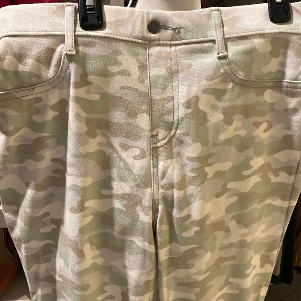 Camouflage style leggings - Sz 8/10